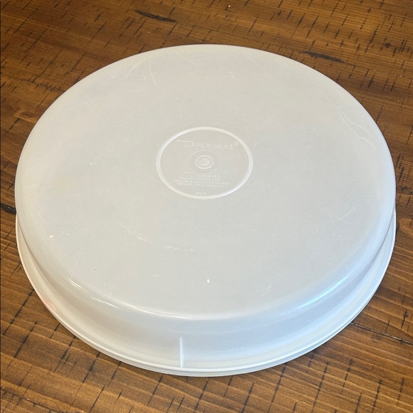 Vgt Tupperware White Round Storage Container for pies, etc. - Picture 3 of 6